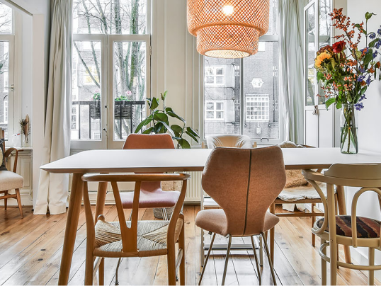 Woonkamer met houten vloer en eettafel