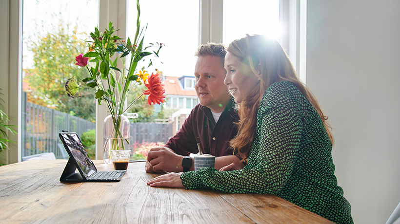 man en vrouw aan tafel