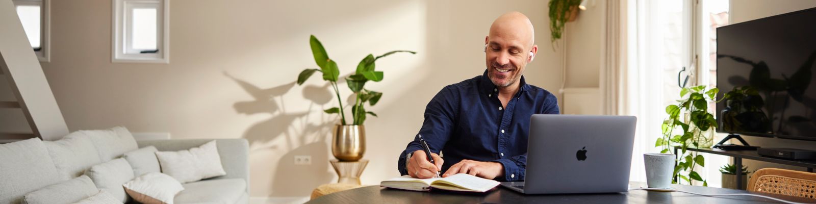 man zit achter laptop