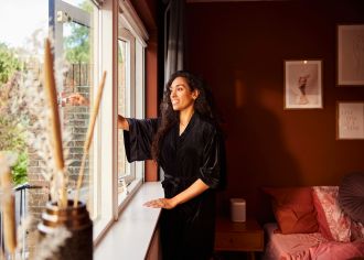 vrouw kijkt uit het raam