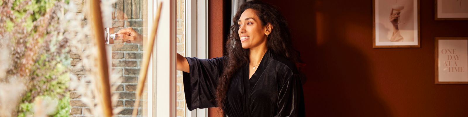 vrouw kijkt uit het raam