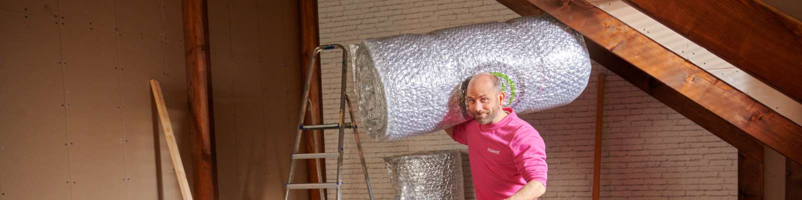 Freek isoleert binnenzijde dak