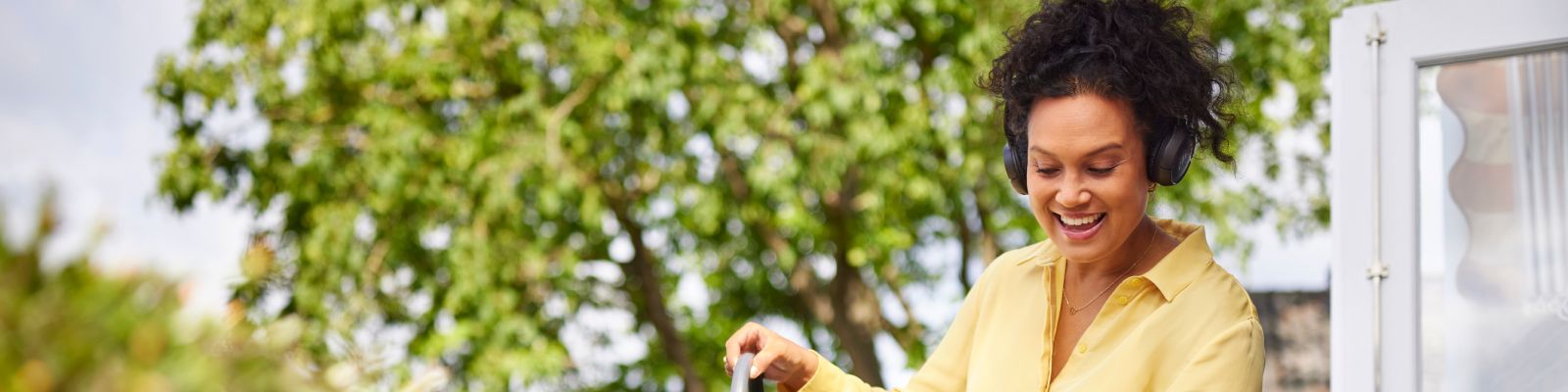 vrouw met gieter water plant