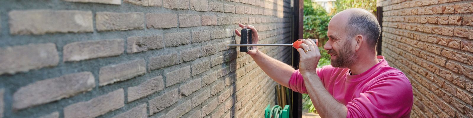 man is bezig met spouwmuur