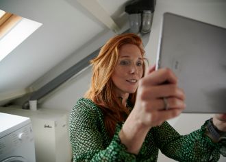 dame leest instructies op zolder met een schuin dak