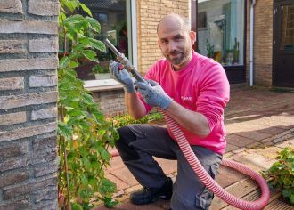 man houdt isolatiegereedschap vast