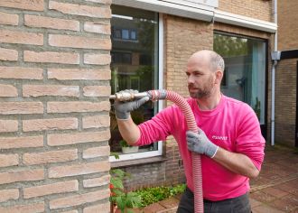man is bezig met spouwmuur