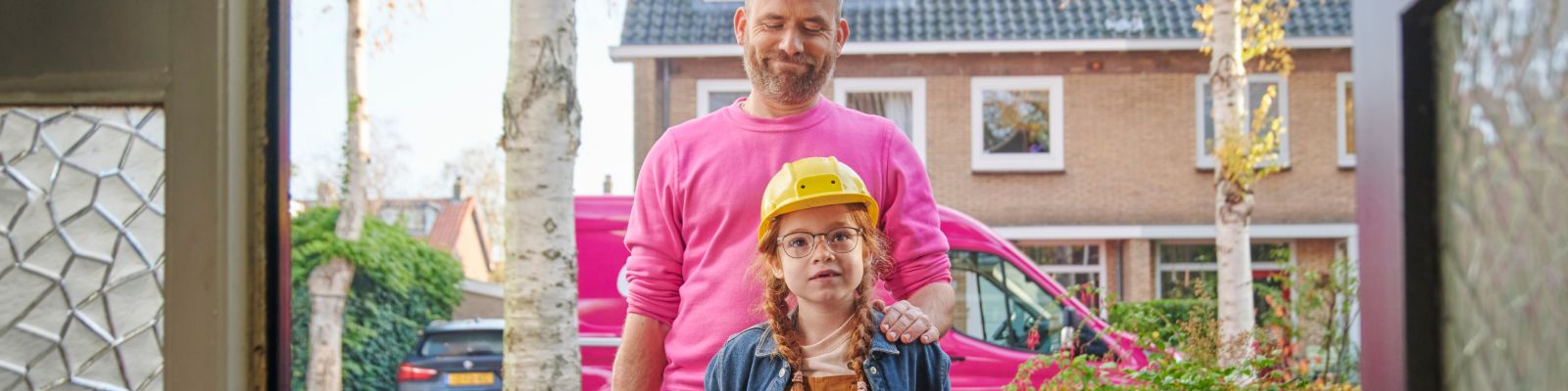 man en meisje in werkkleding voor isolatie