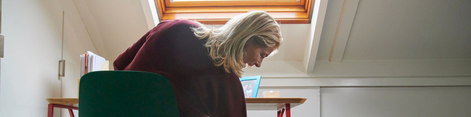 vrouw zit op zolder met hond