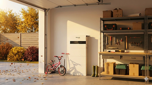 In een zonnige garage staat een thuisbatterij