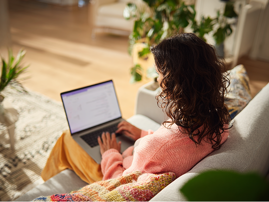 Decoratieve afbeelding van vrouw die op laptop kijkt naar btw check