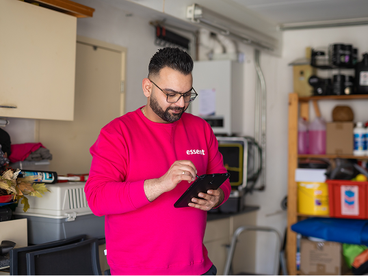 Essent installateur met tablet