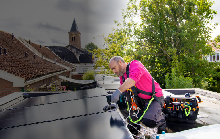 Freek installeert zonnepanelen