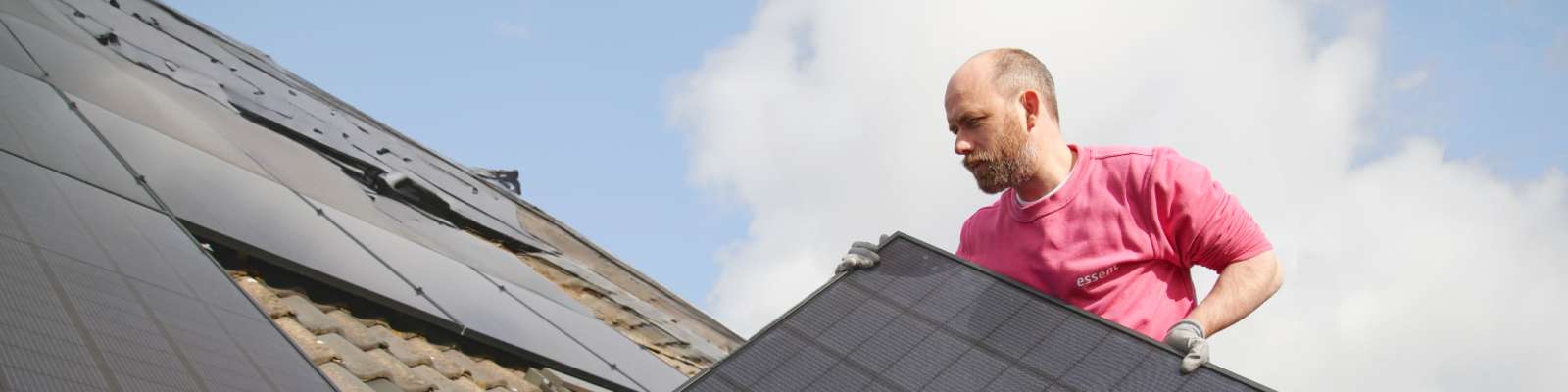 Freek legt zonnepanelen op dak