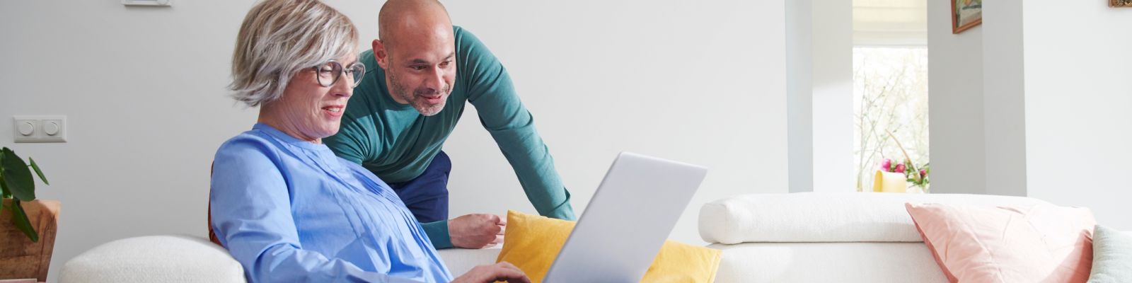 vrouw en man kijken op laptop