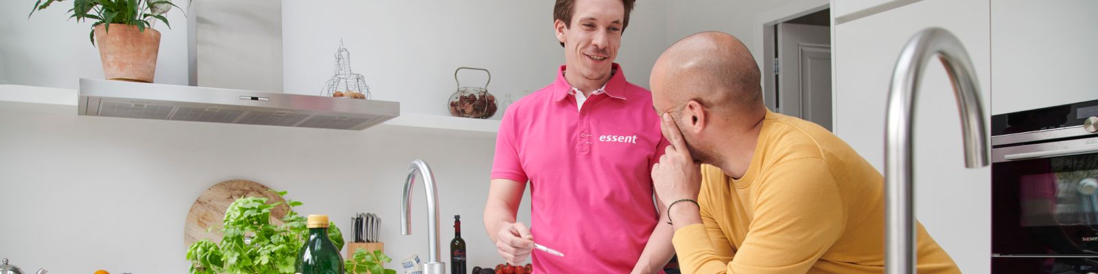 man en essent medewerker in keuken