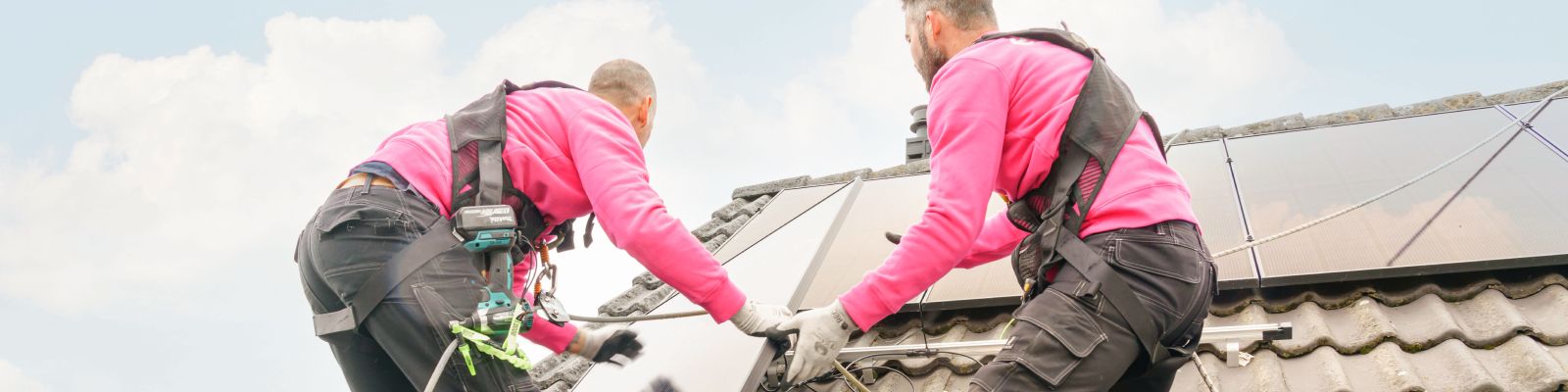 mannen leggen zonnepanelen