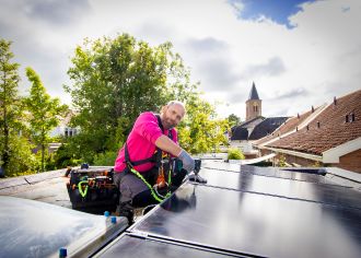 Een overkapping met zonnepanelen