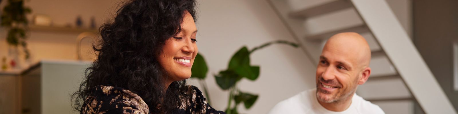 vrouw schept eten op