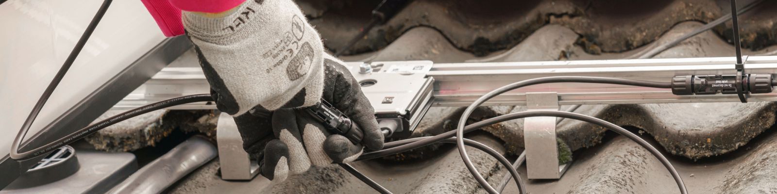 bedrading zonnepanelen op dak