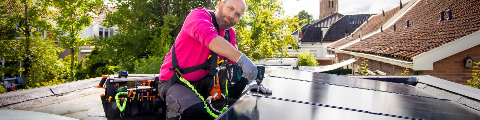 man legt zonnepanelen