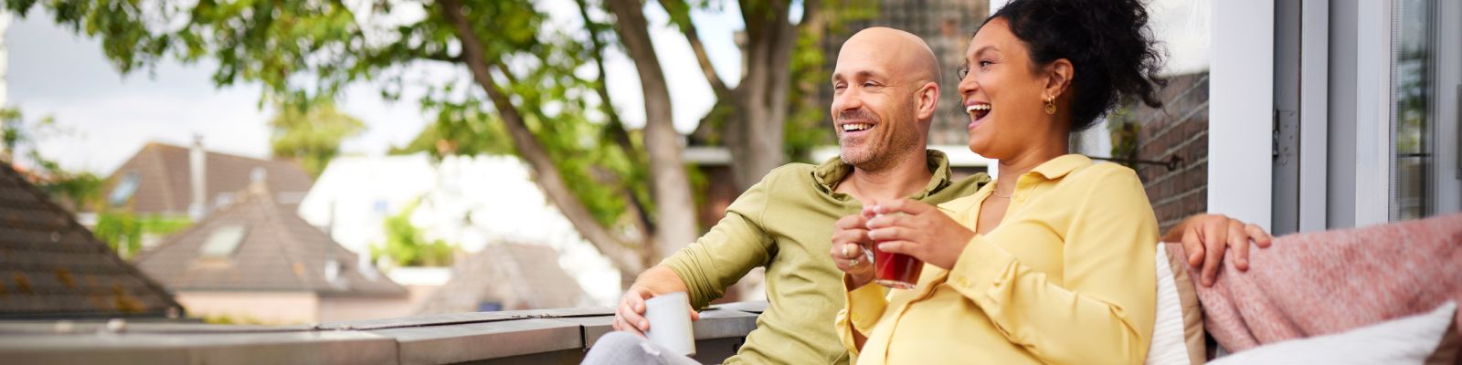 man en vrouw zitten buiten
