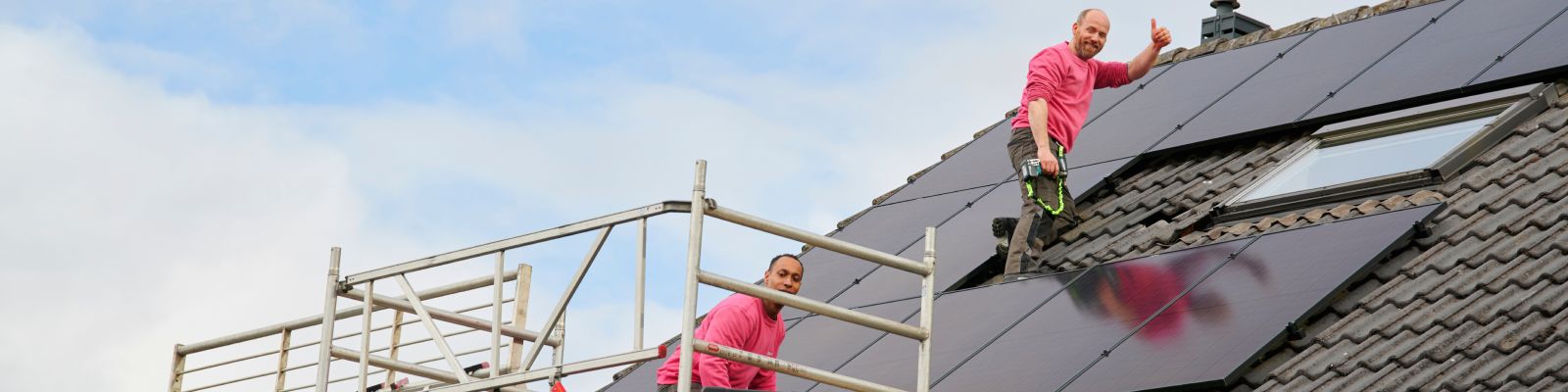 mannen leggen zonnepanelen in grid
