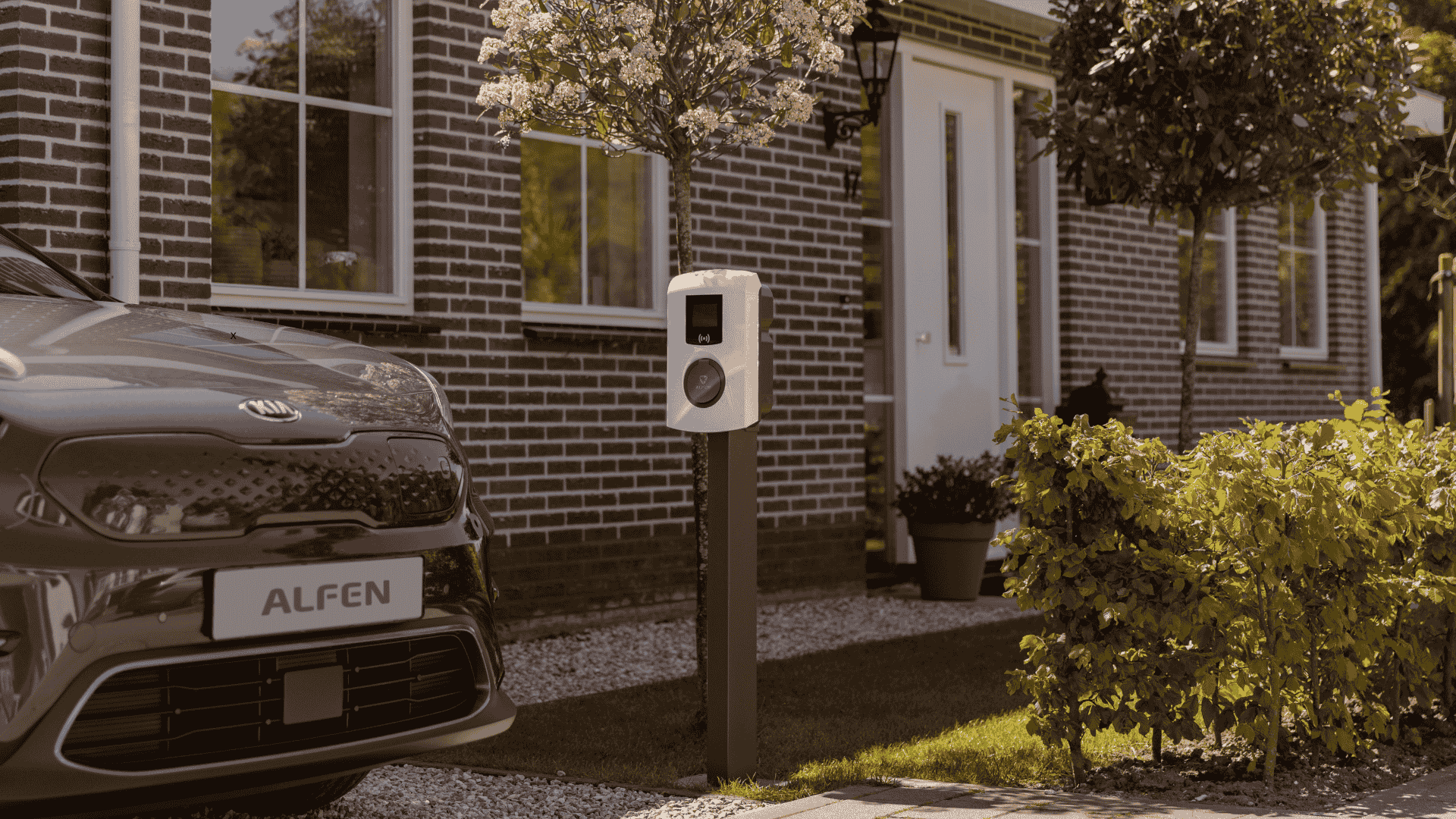 Auto laadt op bij paalmodel laadpaal.