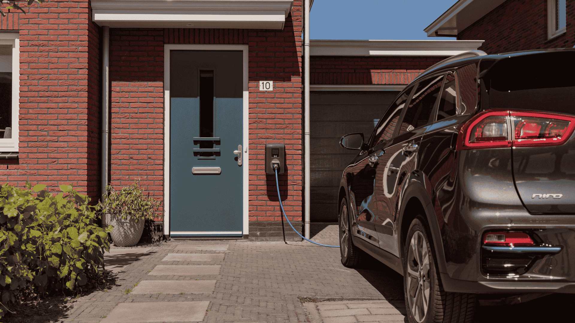 Auto laadt op bij wandmodel laadpaal.