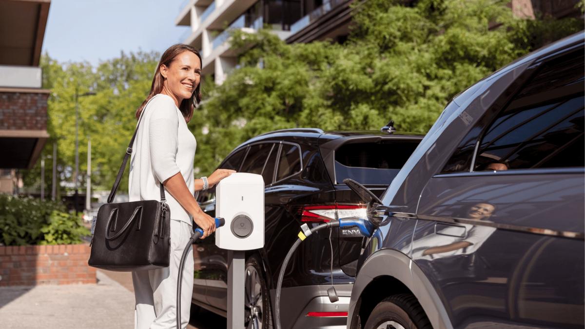 De voorgevel van een huis met laadpaal