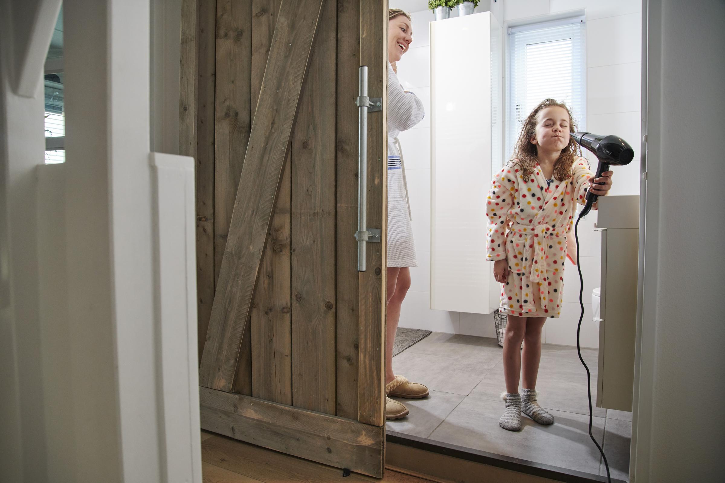 Vrouw en kind in badkamer