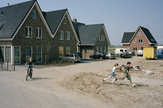 Nieuwbouwwijk met spelende kinderen