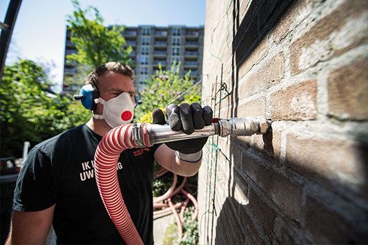 Man isoleert de muur