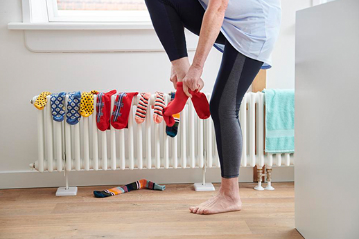 Vrouw doet sokken aan.
