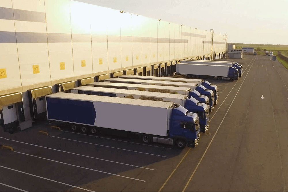 Vrachtwagens bij laaddock