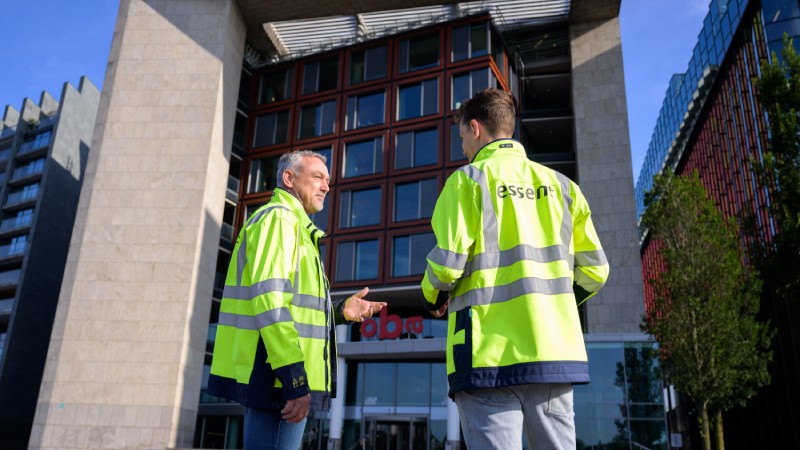 Mannen met Essent-werkjas aan