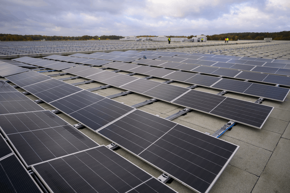 Zonnepanelen op dak distributiecentrum