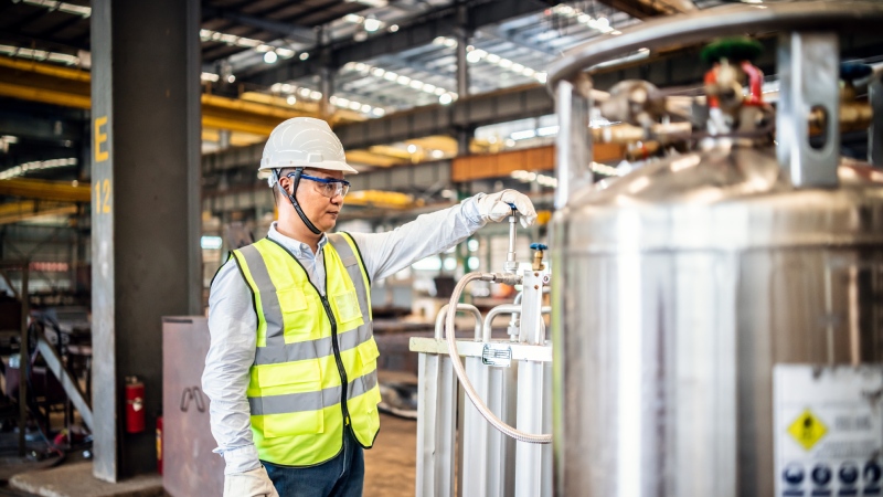 Engineer controleert waterstof