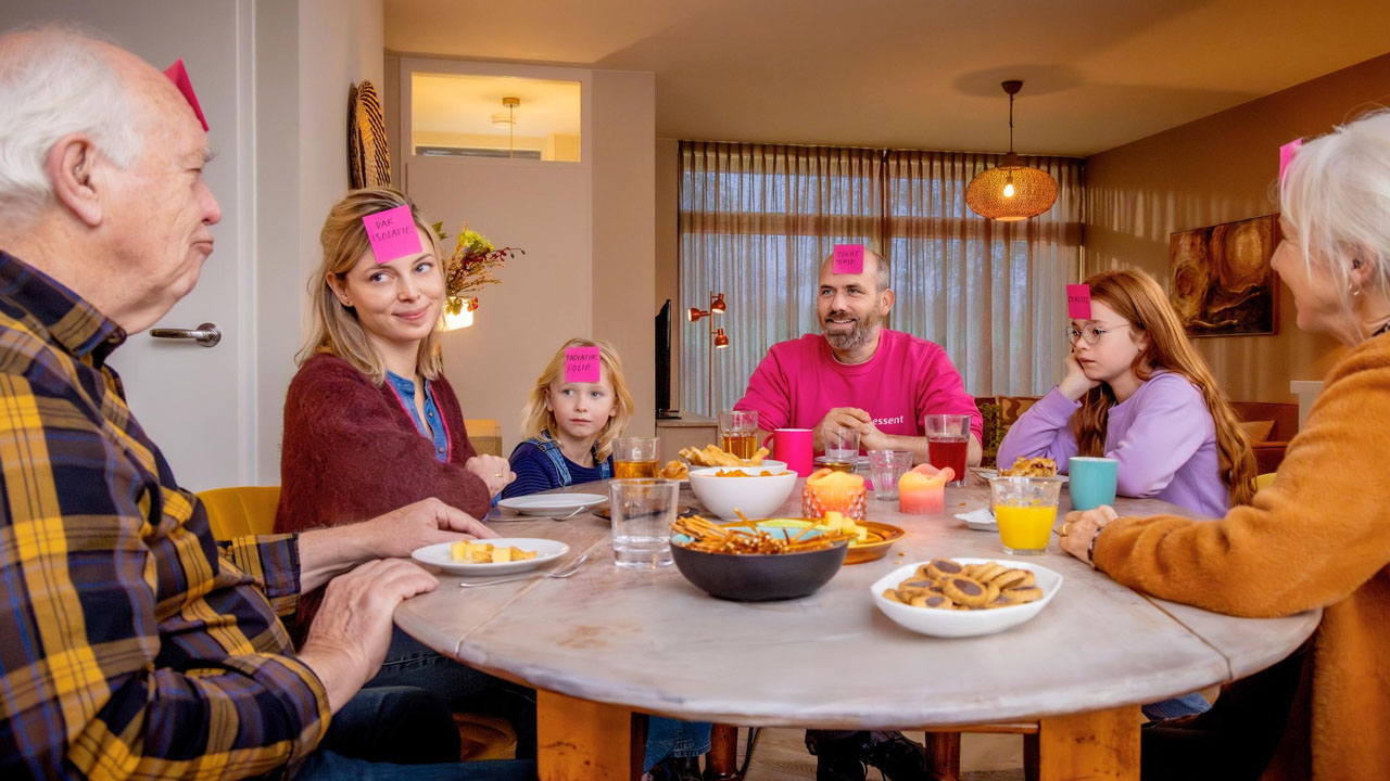 Een familie zit aan de tafel