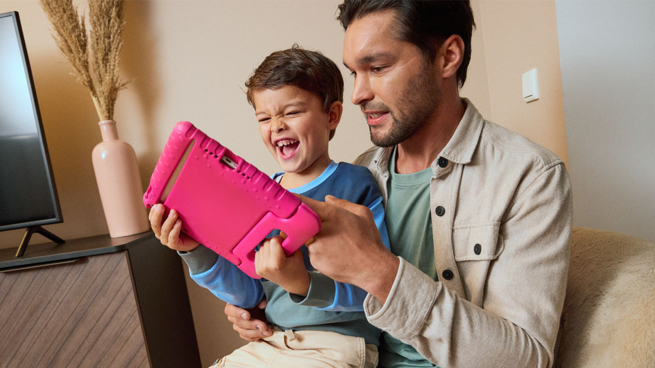 Man en kind zitten op de bank