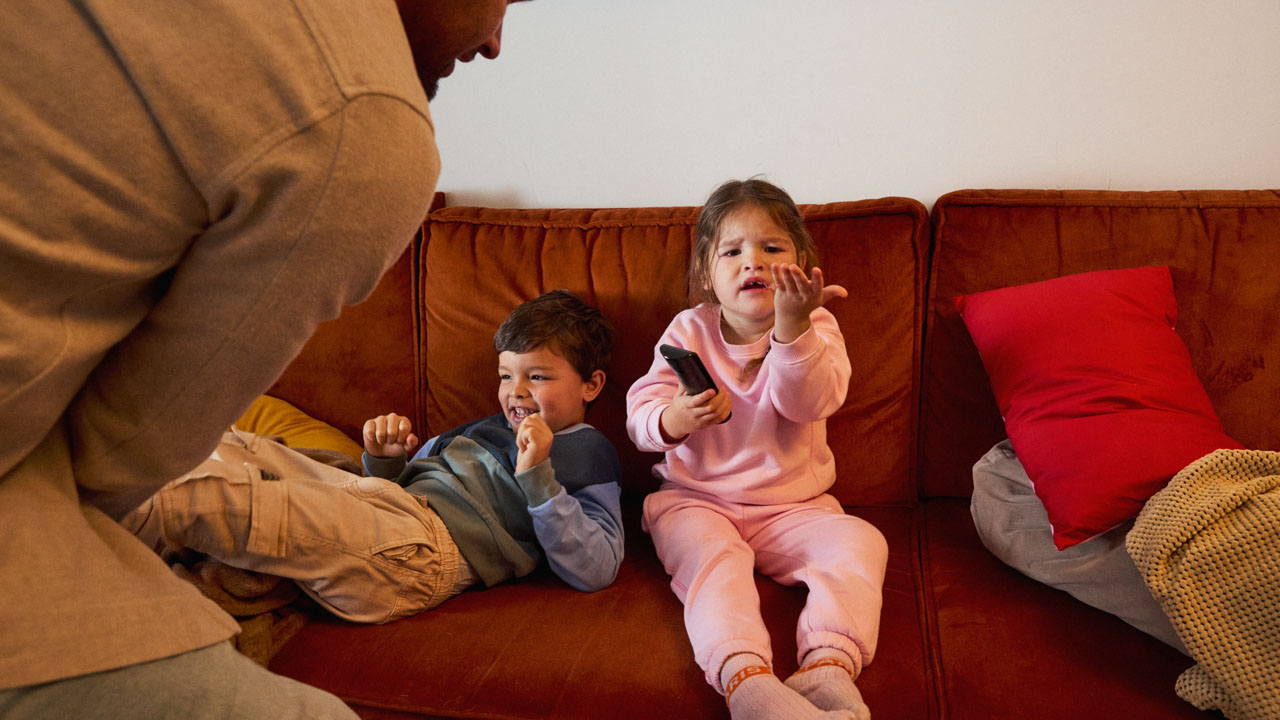 Kinderen zitten op de bank
