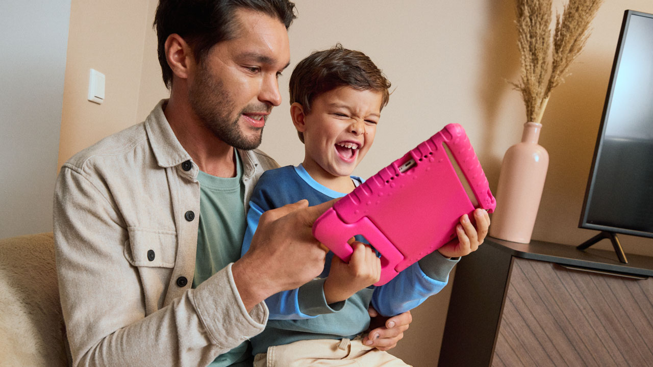 Een vader en kind kijken samen op een tablet