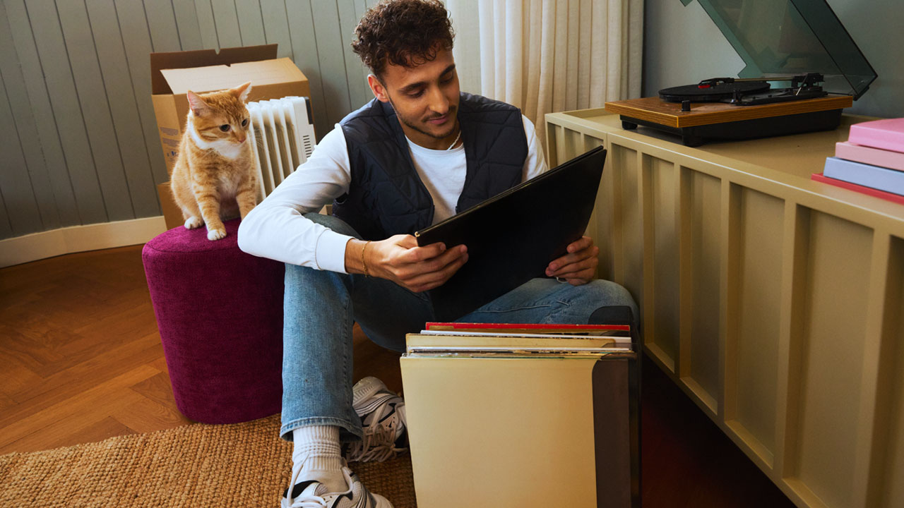 Een man kijkt naar een map