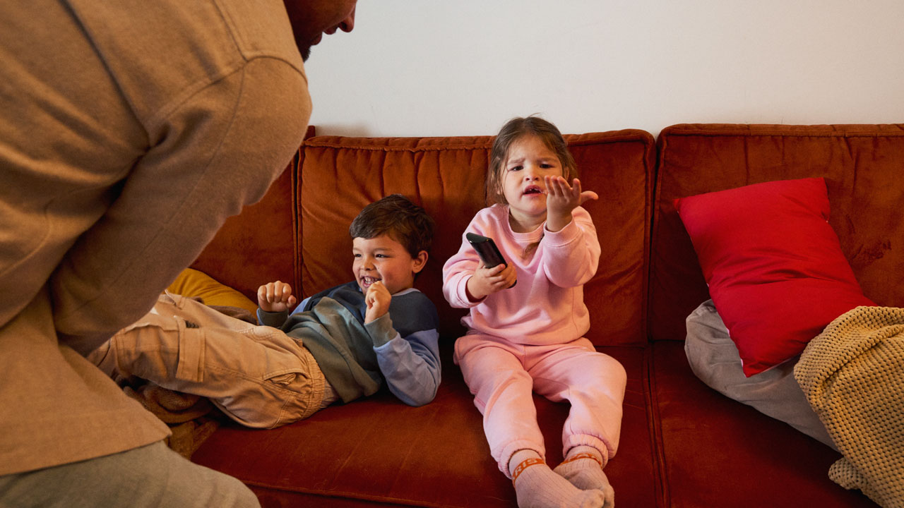Twee kinderen op de bank