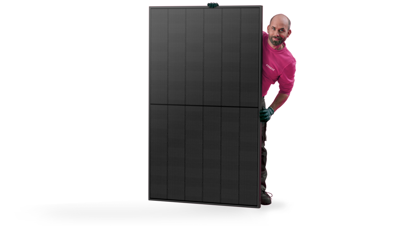 De adviseur van Essent achter een zonnepaneel