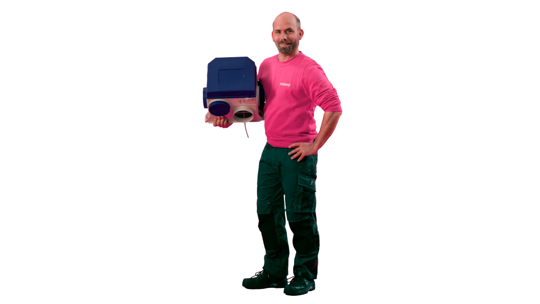 Freek van Essent houdt een ventilatiesysteem vast