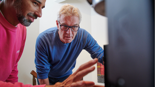 Monteur van Essent helpt man met ventilatie