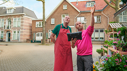 Adviseur van Essent geeft eigenaar bloemenwinkel advies over het afsluiten van zakelijke energie