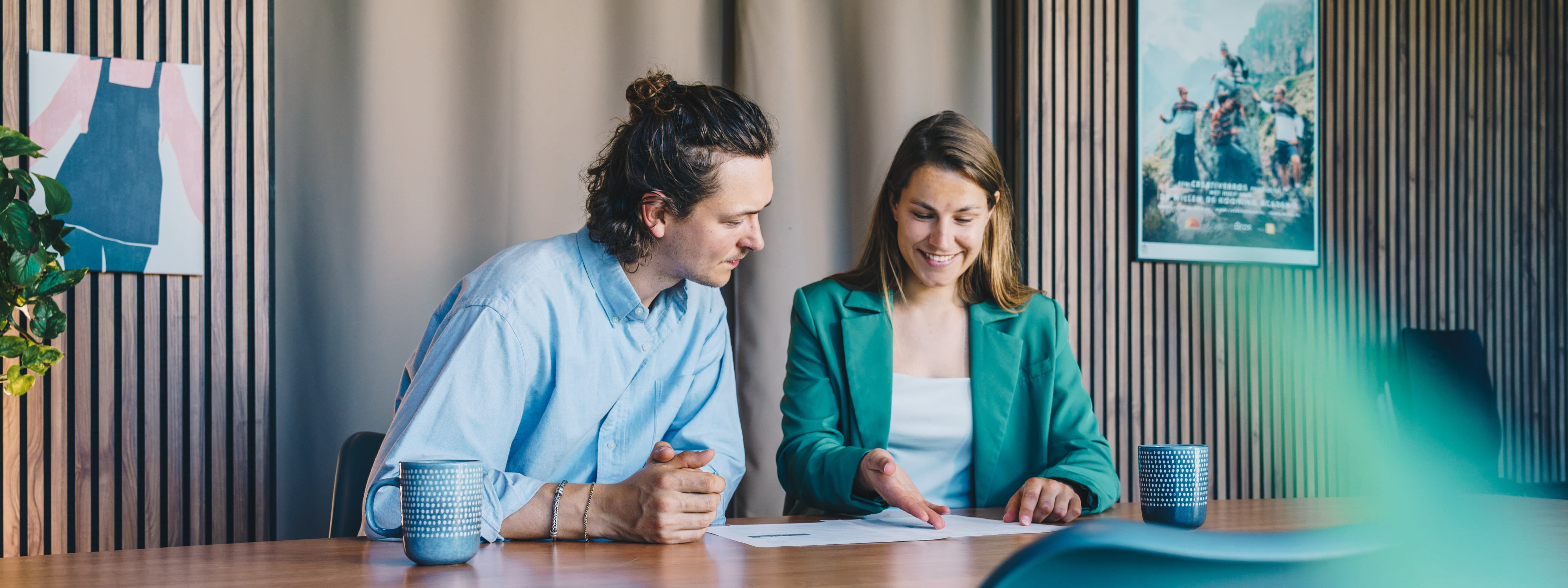 adviseur zit met klant aan tafel