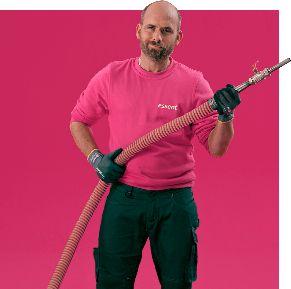 De specialist van Essent met een isolatieapparaat